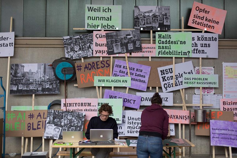 Vielstimmige Forderungen im Stadtteil Mülheim: Am vierten Tag des Tribunals im Schauspiel Köln ist alles bereit für die Abschlussparade | Foto: Jasper Kettner