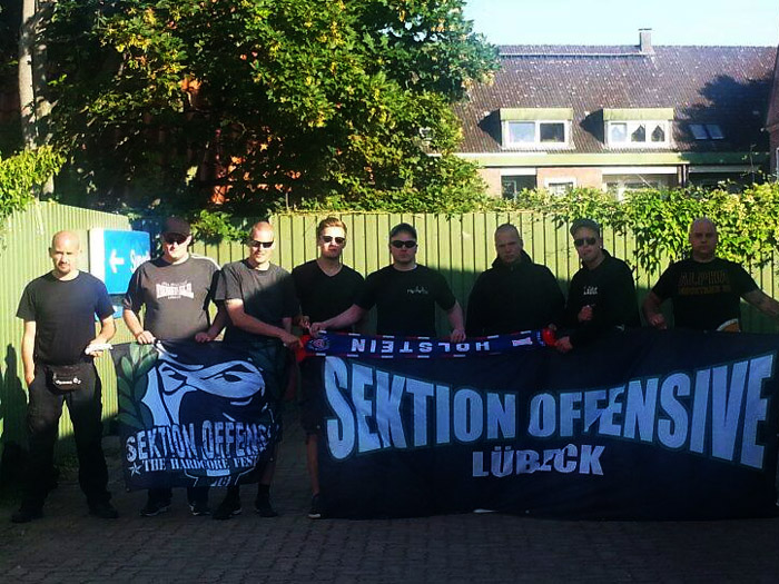 6 v.l. Moritz Schläfke hinterm "Sektion Offensive Lübeck"-Banner