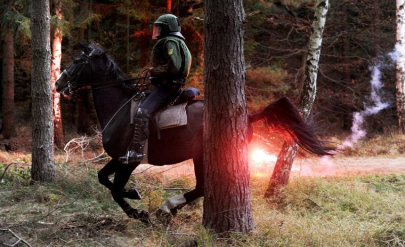 Die Polizei ist beim Castor-Transport mit einem Großaufgebot im Einsatz - die Fehler des vergangenen Jahres sollen sich nicht wiederholen. Die Polizei setzt auf berittene Kräfte - die Atomkraftgegner schießen mit Feuerwerkskörpern. Foto: DPA