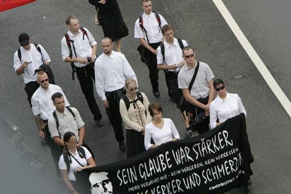 Dennis Casper (links, 3. Reihe) mit der Kameradschaft Tor in Wunsiedel (2005 - Foto: AIB)