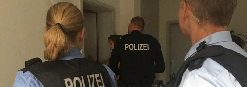 Die Ermittlungsgruppe „Bohemia“ hat am Freitagabend elf Wohnungen in Leipzig durchsucht und fünf Personen vorläufig festgenommen. Insgesamt waren 70 Beamte im Einsatz.