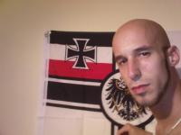 Nazi Stech vor Reichskriegsflagge