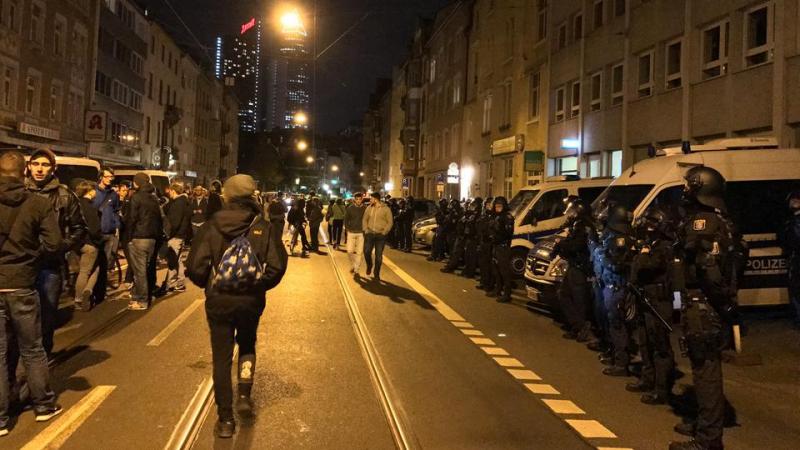 Etwa 150 Menschen versammelten sich am Abend vor dem 13. Polizeirevier in Frankfurt Bild © Marvin Mendel