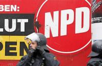 Polizisten sichern eine NPD-Demonstration 2013 in Leipzig 