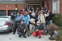 Druck aufbauen: Mitglieder eines Solidarischen Netzwerks posieren in der Einfahrt eines Vermieters