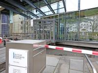 Die Filiale der Bundesbank an der Ecke Karl-Liebknecht-/Richard-Lehmann-Straße war eines der Hauptziele der Autonomen. Kaum eine Scheibe an der Gebäudefront blieb heil.