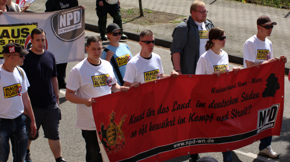 Am Transparent als 2. von links: Daniel ElsnerRechts hinten in grauem Hemd: Kai Müller (Leonberg)