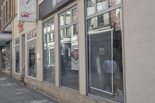 Mit Pflastersteinen zertrümmert: Eingangstür der Commerzbank-Filiale und Schaufenster des „mStore“ in der Göttinger Prinzenstraße.