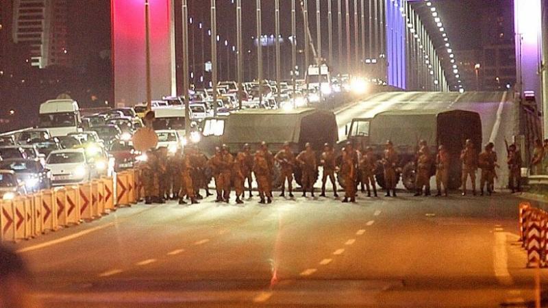 Durch Putschisten gesperrte Bosporus-Brücke