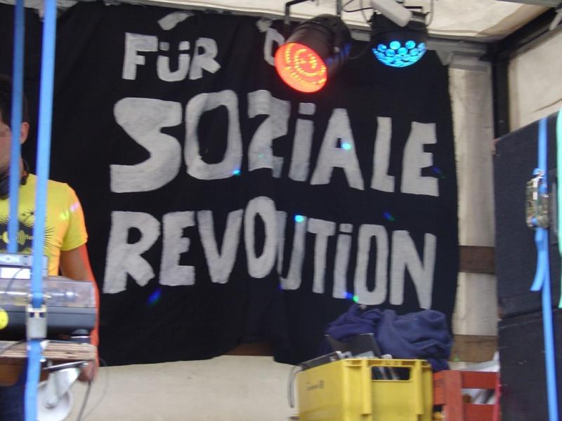 "Für soziale Revolution" - Banner der Anarchistischen Gruppe Mannheim auf der Nachttanzdemo Mainz