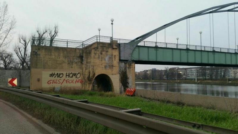 Homophobes Graffito in Stuttgart direkt an der B10