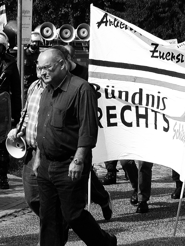 30.08.2003 Lübeck - Jahnke vor dem "Bündnis Rechts"-Transparent
