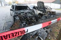 Die Fahrzeuge von Anhängern der „MV.Patrioten“ auf dem Stralsunder Norma-Parkplatz wurden durch einen Brandanschlag völlig zerstört. Quelle: Christian Rödel