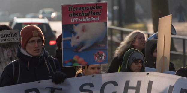 Sie wollen keine Tierversuche: Die rund 40 Demonstranten haben eine klare Botschaft Foto: JOTO