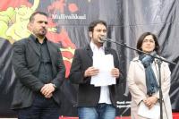 v.l.n.r.: Ali Atalan (Bundessprecher BAG Frieden und Internationales DIE LINKE), Niema Movassat (MdB DIE LINKE), Hamide Akbayir (Co-Vorsitzende Yek Kom)