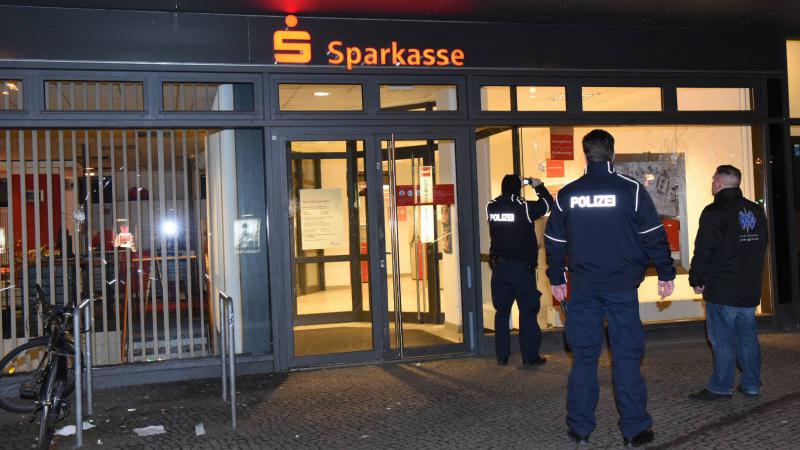 Auch die Sparkassen-Filiale in der Landsberger Allee wurde beschädigt