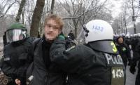 Polizisten, Demonstrant in Berlin: Proteste gegen Merkels Sparpläne Foto: AFP