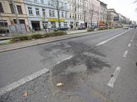 Die Karl-Liebknecht-Straße zeigte auch am Montag noch deutliche Spuren der Krawalle. Hier brannte am Sonnabend eine Barrikade.