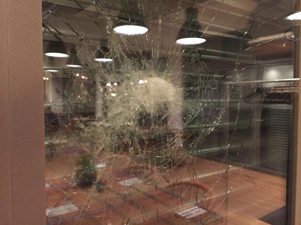 Eine Gruppe von etwa 15 Leuten schlug auf die Scheiben des Restaurants ein.Foto:Marcus Böttcher