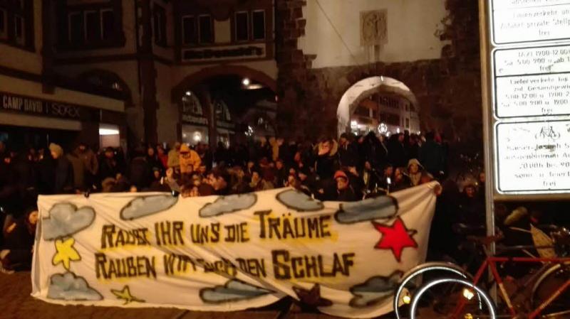 250 Menschen demonstrierten jetzt gegen das Clubsterben in Freiburg. Weitere Proteste sind geplant. Foto: Felix Klingel