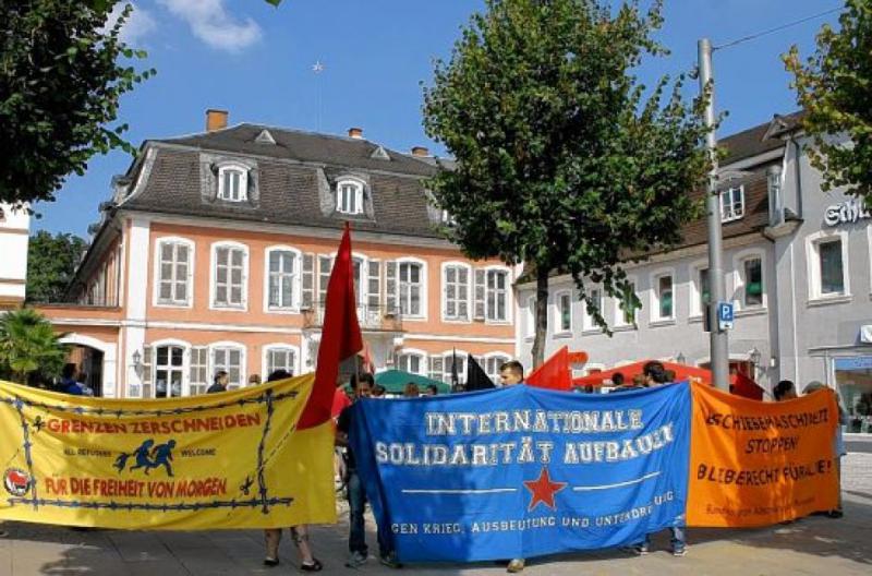 "Asyl ist ein Menschenrecht, Flucht ist kein Verbrechen", verkündeten rund 50 Teilnehmer einer Demonstration gegen eine weitere Verschärfung des Asylrechts. Foto: Widdrat