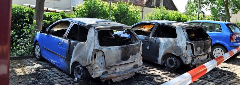 Offenbar durch Brandstiftung wurden Autos auf dem Rathausgelände Markkleeberg zerstört.