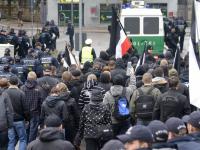 Rechtsextreme Demonstranten marschieren begleitet von einem Polizeiaufgebot durch Göppingen. Foto: dpa