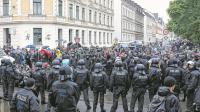 Die Polizei hält die Gegendemonstranten von dem Neonazi-Aufmarsch fern