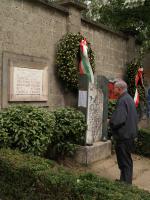 Enzo Galasi an der Gedenkstelle für seine erschossenen Genossen der GAP   (25.April 2007)