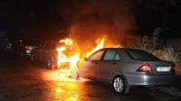Der Mercedes mit Diplomaten-Kennzeichen ging in der Michaelkirchstraße in der Nacht auf Donnerstag in Flammen auf  Foto: spreepicture