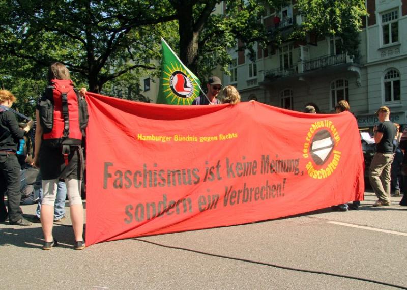 Das Hamburger Bündnis gegen Rechts hatte eine Gegendemo vor dem Verbindungshaus organisiert. Auch die Lehrergewerkschaft GEW hatte zur Teilnahme aufgerufen.