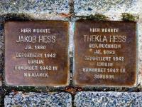 Ermordet im KZ! Über diese Gedenksteine für Jakob und Thekla Hess in der Bahnstraße marschierten Nazis