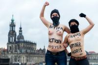 Die umstrittene Foto-Aktion am vergangenen Donnerstag in Dresden: Links die Femen-Aktivistin Debbie, rechts mit der höchstumstrittenen Bepinselung - ja wer eigentlich?