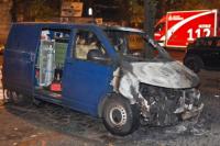 An der Gürtelstraße in Friedrichshain brannte ein VW-Transporter.