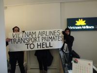 Transpi "Vietnam airlines transport Primates to hell"