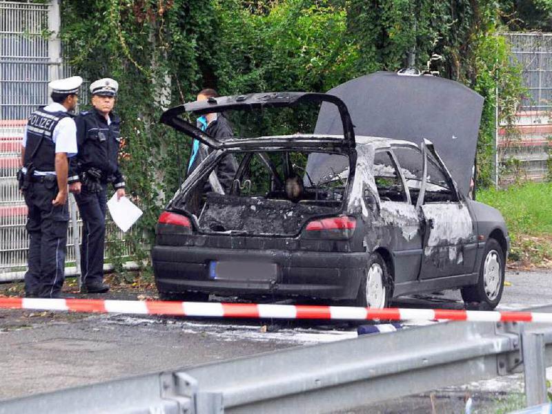 Das Auto, in dem ein potenzieller Zeuge zum Mord an der Polizistin Kiesewetter verbrannte, auf dem Cannstatter Wasen in Stuttgart.