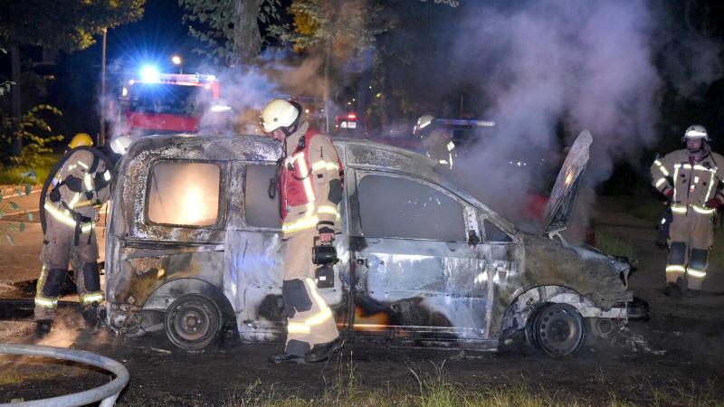 Der abgebrannte VW in Neukölln-Rudow Foto: spreepicture