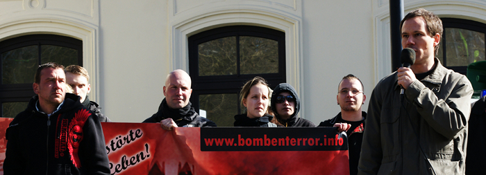 Jens Lütke (ganz rechts) als Redner in Plön im März 2012, neben ihm Neonazis der Lübecker, Flensburger und nordfriesischen Neonaziszene, u.a. Arne Kaehne (Husum, ganz links) und Maik Matthiesen (inzwischen Jübek, links neben Lütke)