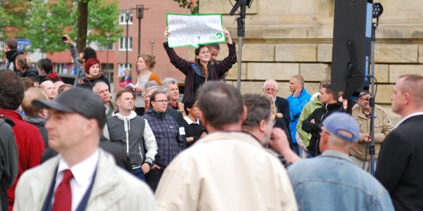 Bis auf die ersten zwei bis drei Reihen bestand das Publikum für die Ansprache Bernd Luckes eher aus Protest.