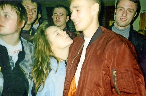 Mitte der 1990er Jahre himmelt die mutmaßliche NSU-Terroristin Beate Zschäpe ihren damaligen Freund und NSU-Kumpanen Uwe Mundlos auf einer Feier von Neonazis an (Foto: StN)