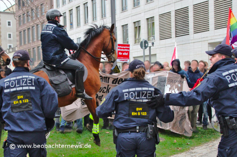 Polizeieinsatz mit Schlagstock und Pferd gegen Antifaschist_innen