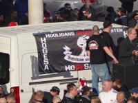 HoGeSa-Aktivisten an ihrem Fahrzeug