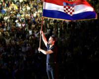 Zagreb-Konzert: Per­ković mit Natio­nal­fahne