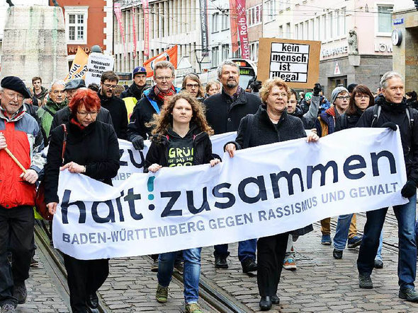 Rund 1100 Demonstranten zogen durch die Freiburger Innenstadt aus Protest gegen Fremdenhass.