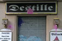 Mit Farbe attackiert: Nazikneipe "Destille" in Treptow