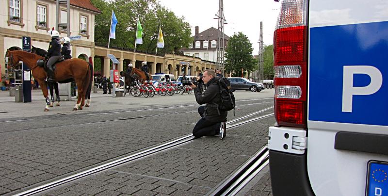 Die Polizei lässt den Anti-Antifa-Fotografen Michael Reinhardt ungestört Arbeiten