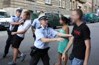 Polizei drängt Antifas weg