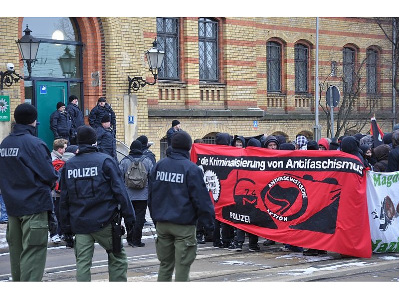Vor der Polizeidirektion in der Hallischen Straße hielten die Demonstranten eine Zwischenkundgebung ab. Laut "Bündnis Magdeburg nazifrei" haben an dem Umzug 400 Demonstranten teilgenommen, laut Polizei waren es 200.