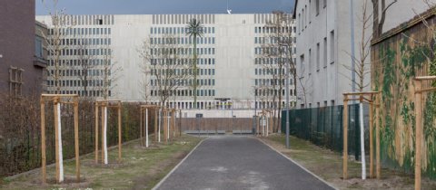 Wirkt unter dem düsteren Berliner Himmel noch etwas geisterhaft: In die neue BND-Zentrale soll nun Lebens einziehen.  Foto: AKUD/Lars Reimann