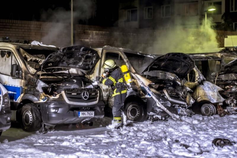 In der Nacht zu Montag brannten sechs Einsatzwagen der Polizei Hamburg aus Foto: Michael Arning / HA